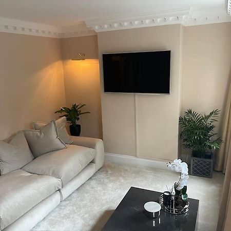Newly Refurbished Apartment, Near Station & River Londen Buitenkant foto