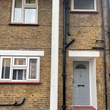Newly Refurbished Apartment, Near Station & River Londen Buitenkant foto
