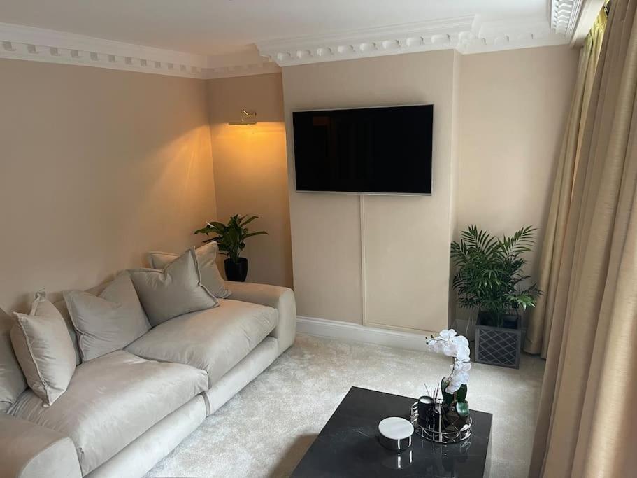 Newly Refurbished Apartment, Near Station & River Londen Buitenkant foto