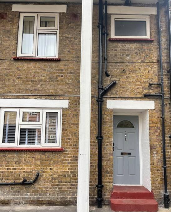 Newly Refurbished Apartment, Near Station & River Londen Buitenkant foto