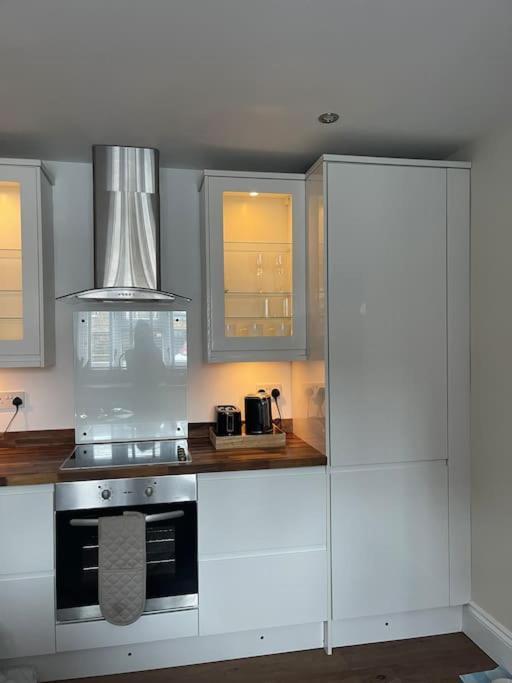 Newly Refurbished Apartment, Near Station & River Londen Buitenkant foto