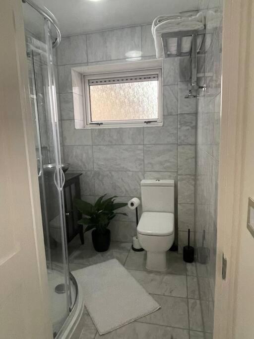Newly Refurbished Apartment, Near Station & River Londen Buitenkant foto