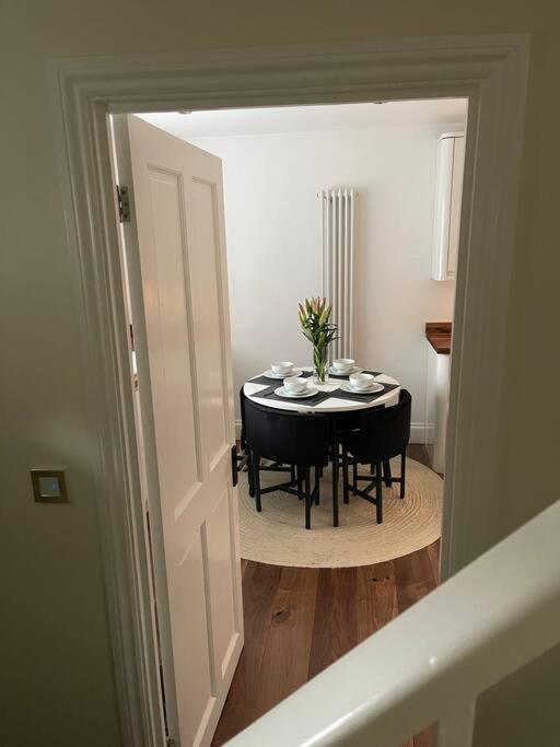 Newly Refurbished Apartment, Near Station & River Londen Buitenkant foto