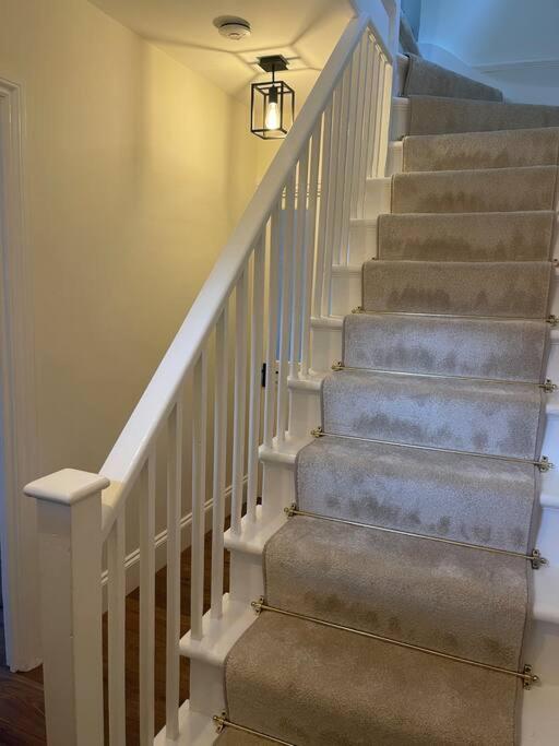 Newly Refurbished Apartment, Near Station & River Londen Buitenkant foto